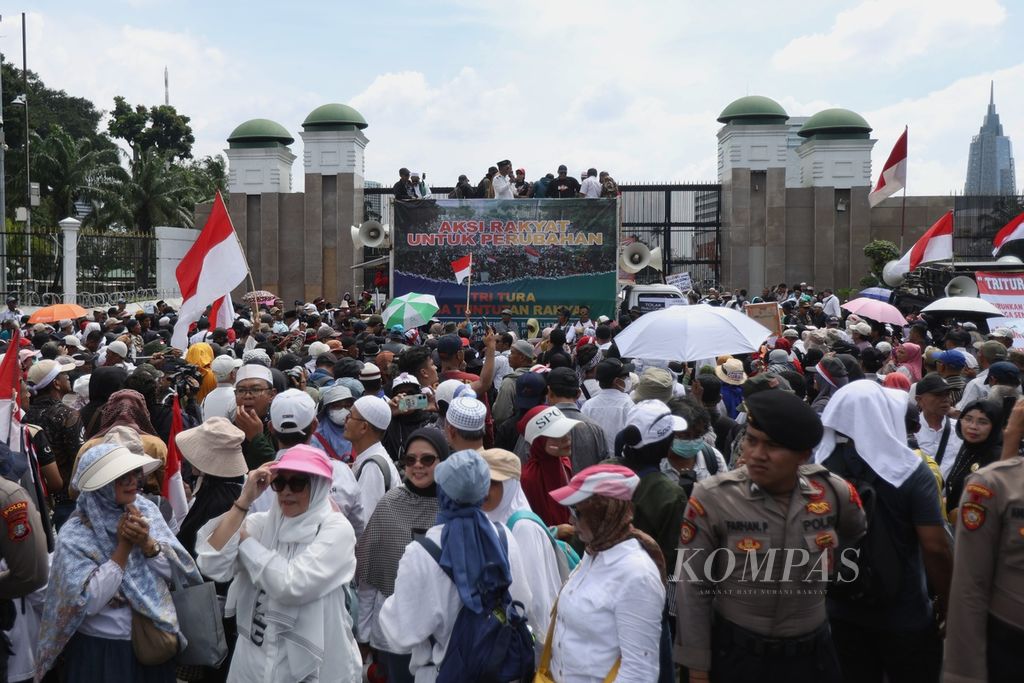 Pengunjuk rasa menyerukan penolakan politik curang pada Pemilihan Umum 2024 di depan Kompleks Parlemen, Jakarta, Jumat (1/3/2024).