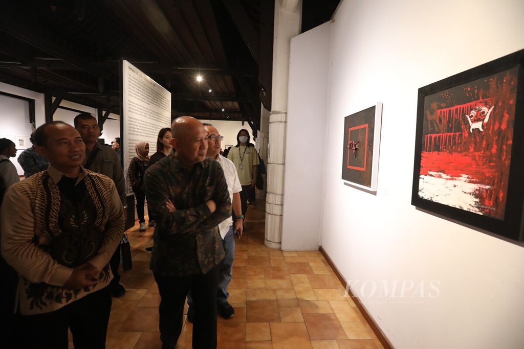 Menteri Koperasi dan UKM Teten Masduki didampingi Direktur Bentara Budaya Ilham Khoiri (kiri) dan Wakil Pemimpin Umum Harian <i>Kompas </i>Budiman Tanuredjo (kanan) meninjau Pameran Drawing Experimental Indonesia Kini, 25 Tahun Peristiwa Mei 98 di Bentara Budaya Jakarta, Jumat (19/5/2023). Pameran tersebut menampilkan karya dari 46 perupa yang lolos kurasi serta 12 karya seniman yang diundang secara khusus. Pameran ini berupaya membangkitkan memori kolektif tentang reformasi 1998 sekaligus sebagai refleksi diri bangsa ini setelah 25 tahun reformasi. 