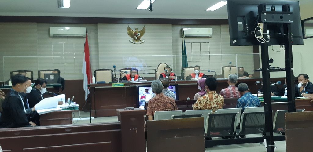 Tiga Wakil Ketua DPRD Tulungagung periode 2014-2019 menjalani sidang lanjutan di Pengadilan Tipikor Surabaya, Selasa (17/1/2023). Mereka didakwa terima suap dana ketok palu untuk memuluskan pembahasan APBD 2015-2018. 