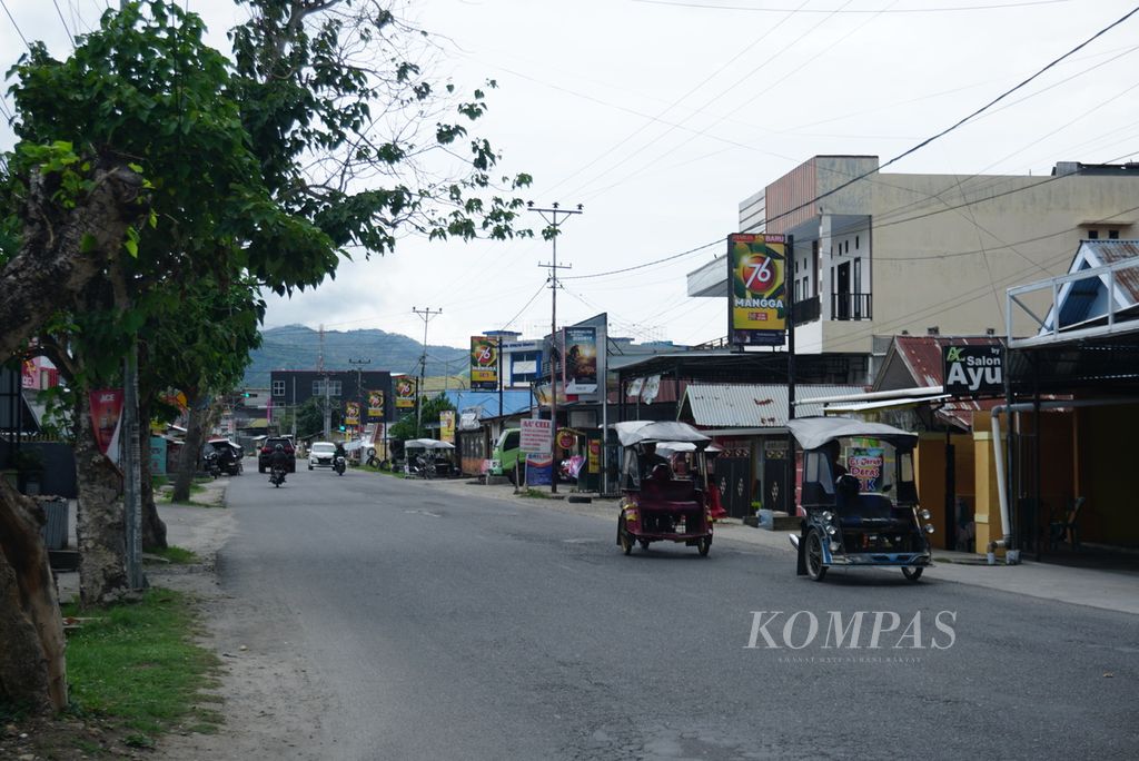 Bendi motor atau bentor melintasi jajaran toko kelontong dan usaha kecil di daerah Tamalate, Kota Gorontalo, Provinsi Gorontalo, Rabu (29/11/2023).
