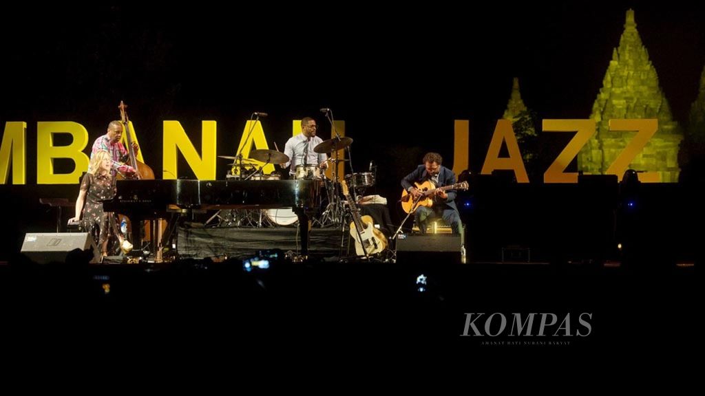 Musisi jazz Diana Krall tampil dalam konser Prambanan Jazz 2018 di kompleks Candi Prambanan, Sleman, DI Yogyakarta, Sabtu (18/8/2018) malam. Tahun 2022, festival musik kolaboratif ini akan digelar secara hibrida. 