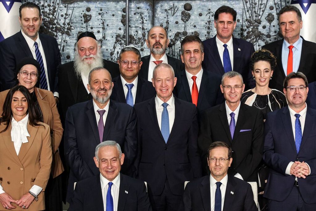Menteri Luar Negeri Israel Eli Cohen (ketujuh dari kanan) berfoto bersama dengan jajaran kabinet pemerintahan Israel yang dipimpin Perdana Menteri Benjamin Netanyahu (depan, tengah-kiri) di kediaman Presiden Israel Isaac Herzog (depan, tengah-kanan), Jerusalem, 29 Desember 2022. 