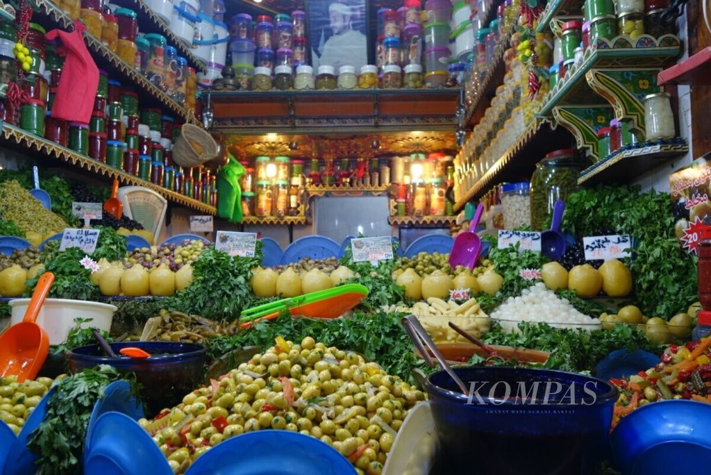 Bermacam sayur berbagai warna hingga salad segar siap santap sangat menarik dan mudah didapat di pasar-pasar di Medina, Fes, Maroko.