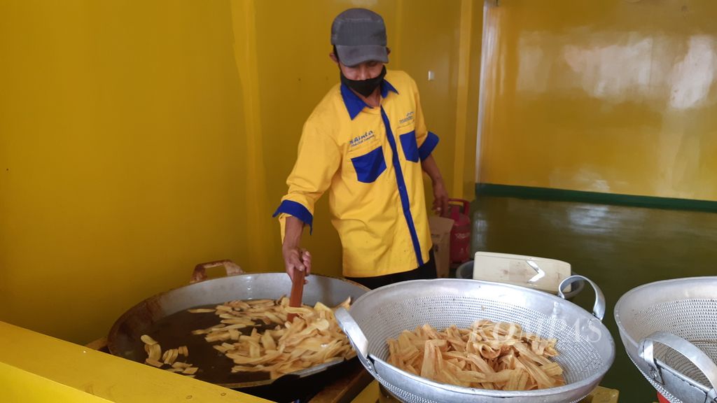 Seorang pekerja sedang menggoreng keripik pisang di ruang produksi keripik ”Shinta” yang terletak di sentra keripik Gang PU, Kota Bandar Lampung, akhir Januari 2023. Lokasi itu menjadi pusat penjualan aneka keripik dan berbagai jenis oleh-oleh lain di Bandar Lampung.