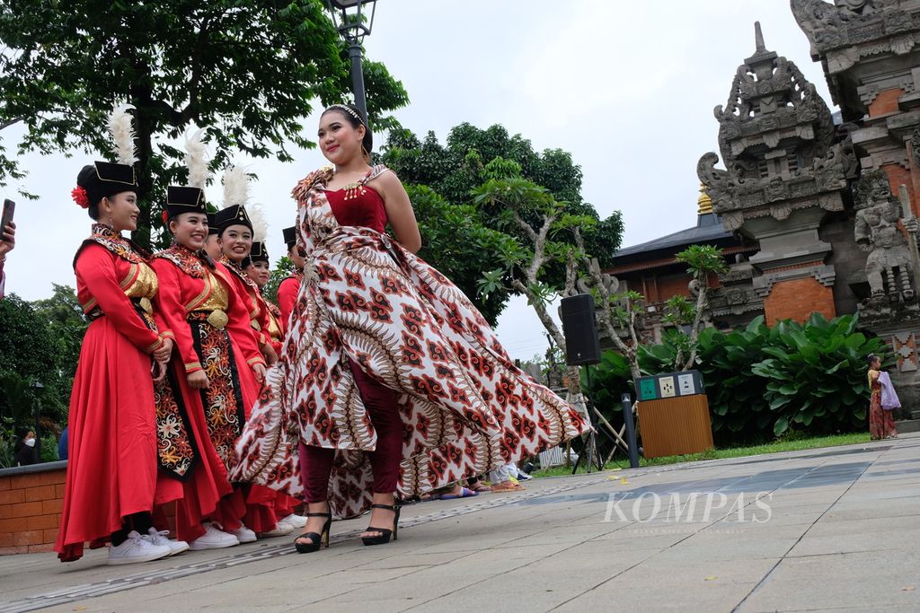 Suasana peragaan busana dengan kain batik di kawasan Museum Batik Indonesia, Taman Mini Indonesia Indah, Jakarta, pada Minggu (12/2/2023) sore. Peragaan busana ini merupakan salah satu upaya mengenalkan batik kepada publik.