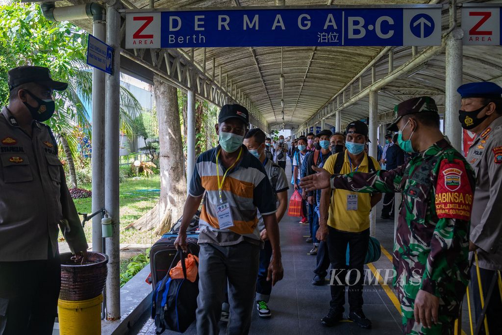 Sebanyak 148 buruh migran dari Malaysia pulang ke Indonesia melalui Pelabuhan Batam Centre, Kota Batam, Kepulauan Riau, Sabtu (1/5/2021). 