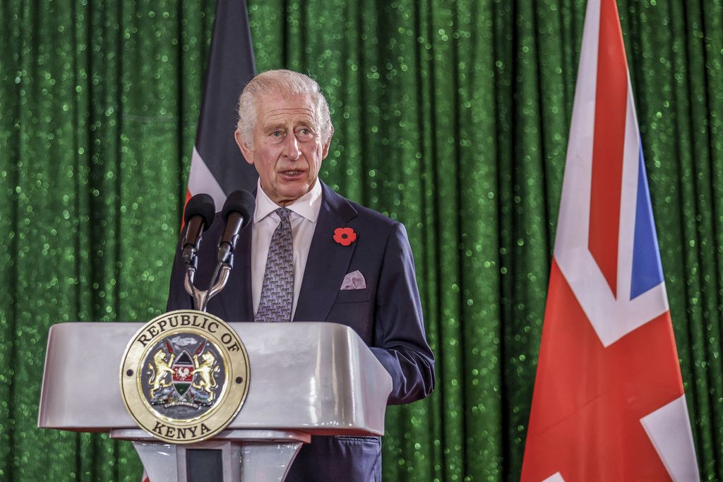 Raja Inggris Raja Charles III berpidato di sela makan malam kenegaraan yang diselenggarakan Presiden Kenya WIlliam Ruto di Nairobi, Kenya, Selasa (31/10/2023).