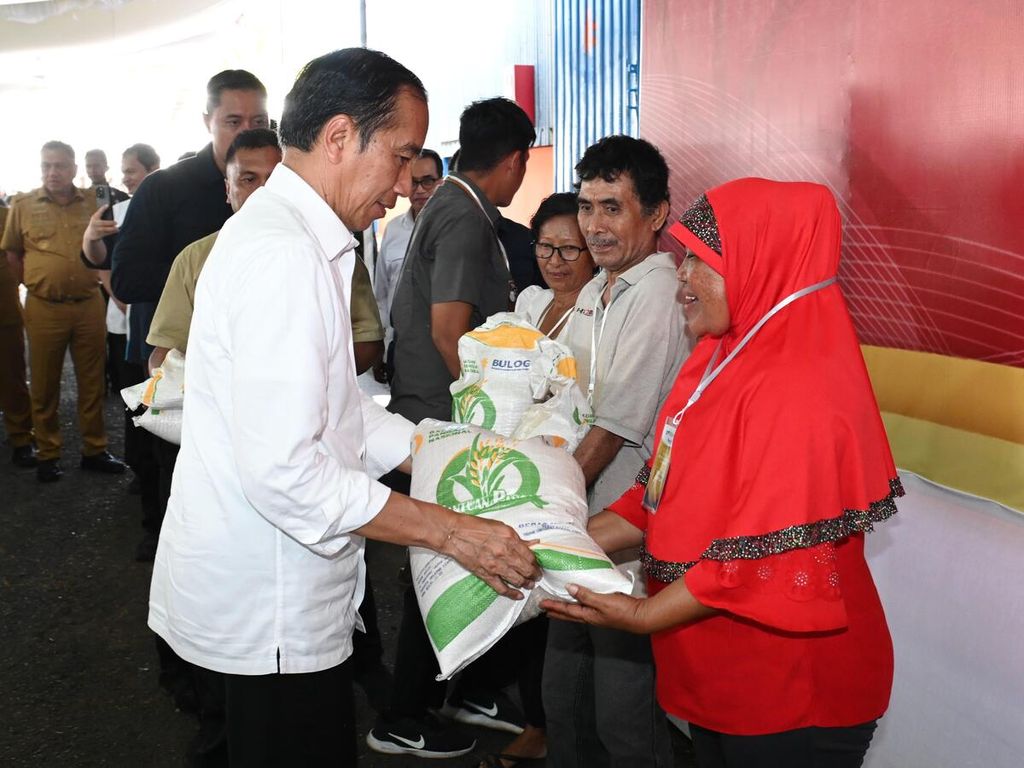 Presiden Joko Widodo membagikan bantuan pangan cadangan beras pemerintah di halaman Gudang Bulog Kota Bitung, Sulawesi Utara, Jumat (23/2/2024).