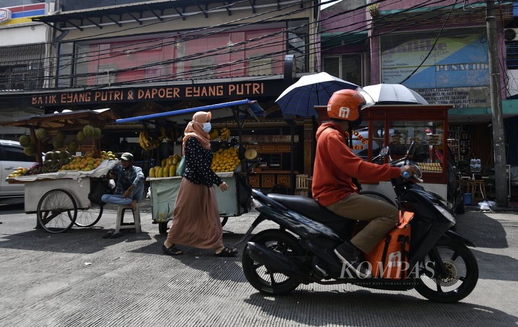 Mitra pengemudi layanan Shopee Food melewati pertokoan Mayestik, Jakarta Selatan, saat masa pemberlakuan pembatasan kegiatan masyarakat (PPKM) level 4, Senin (2/8/2021). 