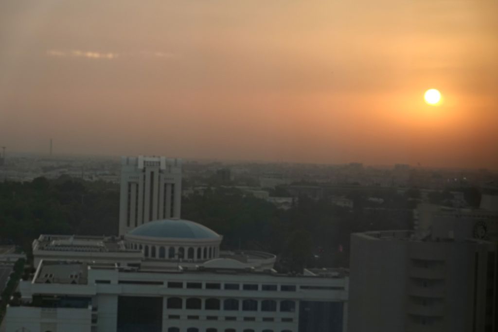 Suasana Kota Tashkent menjelang matahari terbenam pukul 19.40 pada Senin (12/6/2023). Wakil Presiden Maruf Amin melakukan kunjungan kerja di Uzbekistan dari Senin (12/6/2023) hingga Jumat (16/6/2023).