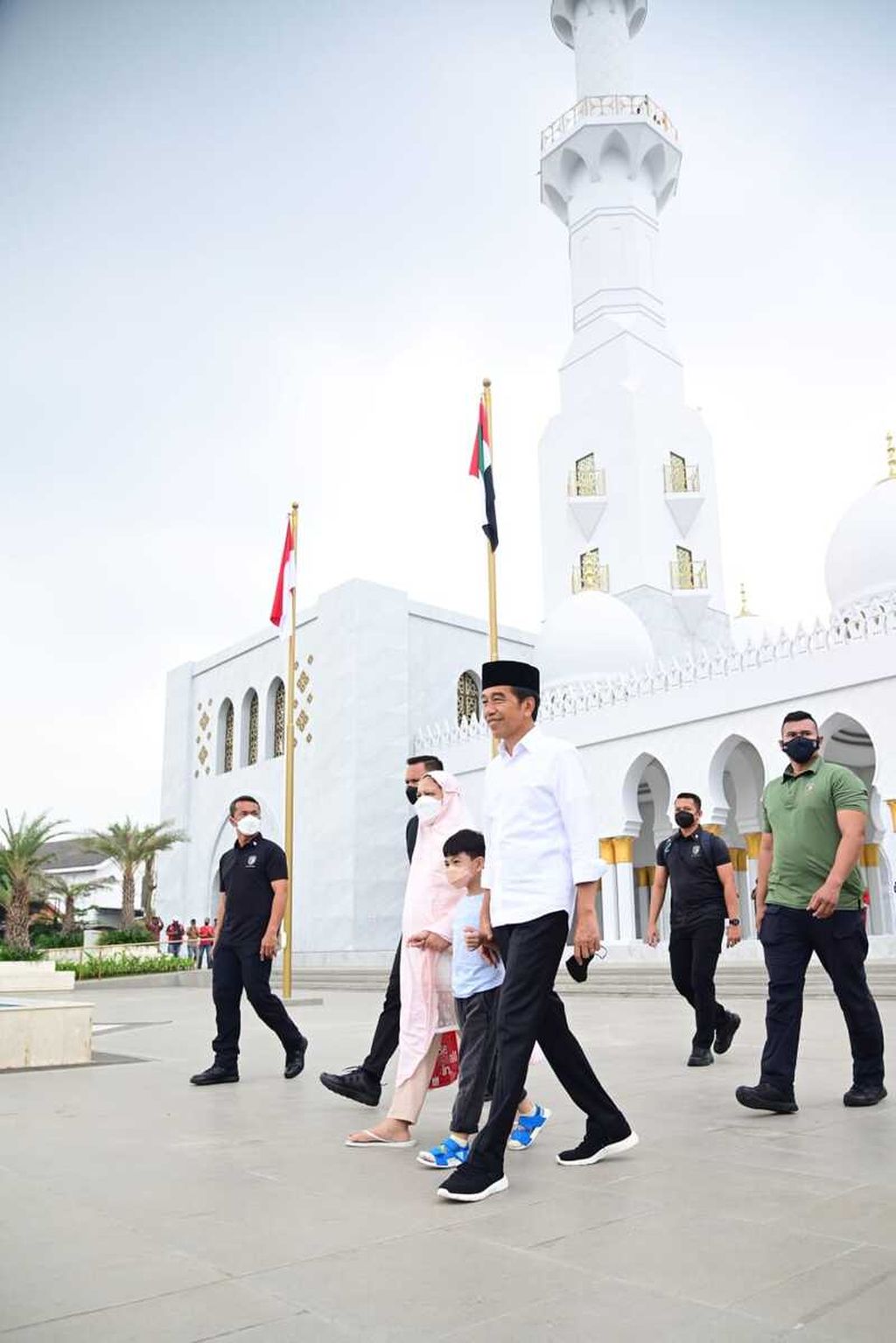 Presiden Joko Widodo beserta Ibu Iriana Joko Widodo dan cucu pertama, Jan Ethes, saat mengunjungi Masjid Raya Sheikh Zayed di Solo, Provinsi Jawa Tengah, Minggu (20/11/2022).
