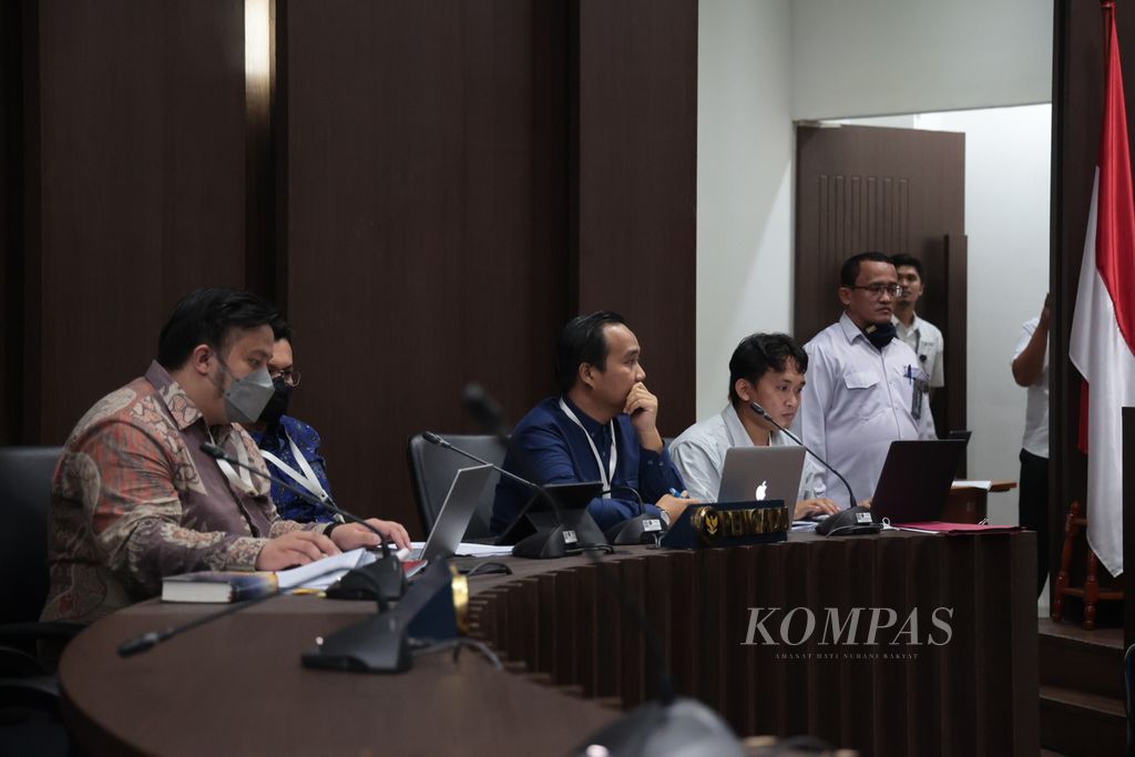 Tim kuasa hukum pengadu Jeck Stephen Seba mengikuti sidang etik dugaan pelanggaran verifikasi faktual partai politik peserta pemilu dengan mengubah data dari tidak memenuhi syarat menjadi memenuhi syarat di Dewan Kehormatan Penyelenggara Pemilu, Jakarta, Rabu (8/2/2023). 