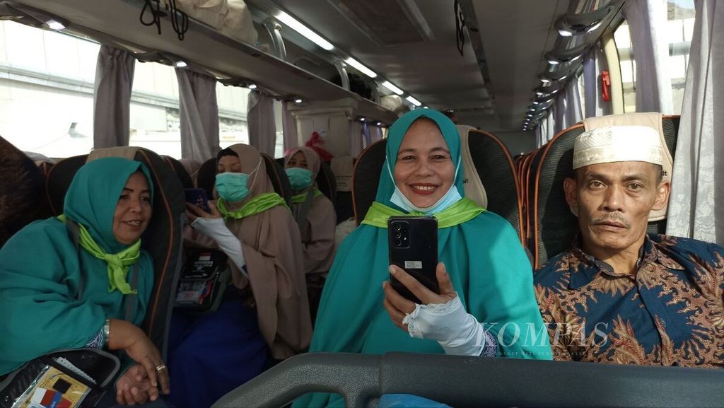Beberapa anggota jemaah haji Indonesia bersiap di dalam bus yang akan mengantar mereka dari Mekkah ke Madinah, Arab Saudi, Kamis (21/7/2022). 