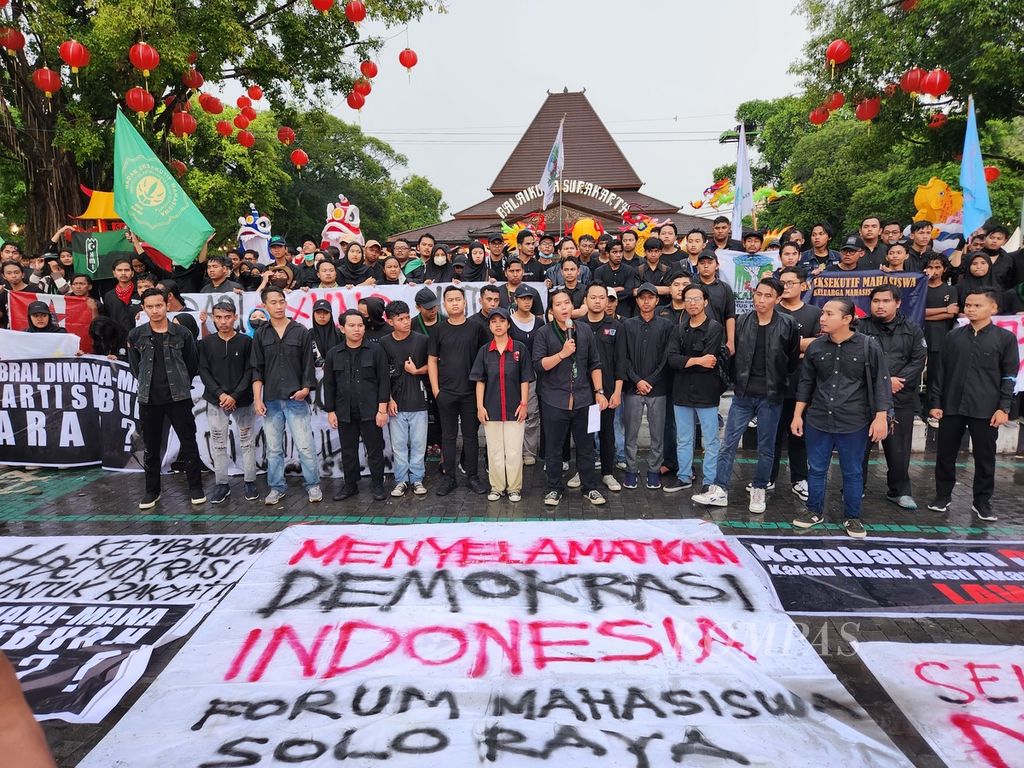 Para mahasiswa yang tergabung dalam Aliansi Solidaritas Perlawanan Rakyat Surakarta berunjuk rasa di Balai Kota Surakarta, Jawa Tengah, Kamis (8/2/2024).