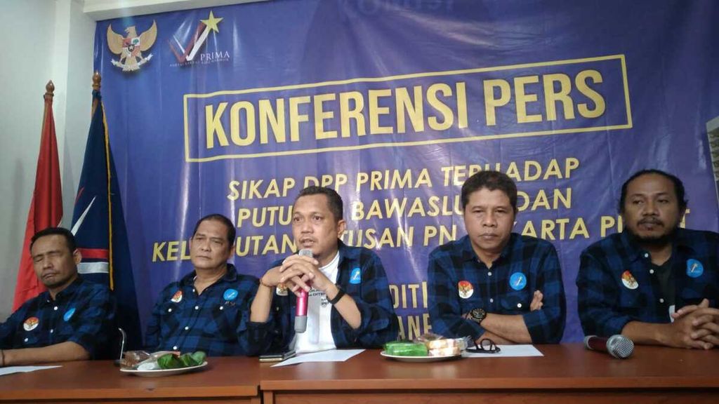 Konferensi pers mengenai tanggapan soal putusan Badan Pengawas Pemilu (Bawaslu) yang menyatakan Komisi Pemilihan Umum (KPU) terbukti melanggar administrasi Pemilu 2024 di Kantor Dewan Pimpinan Pusat (DPP) Prima, Jakarta Pusat, Selasa (21/3/2023).