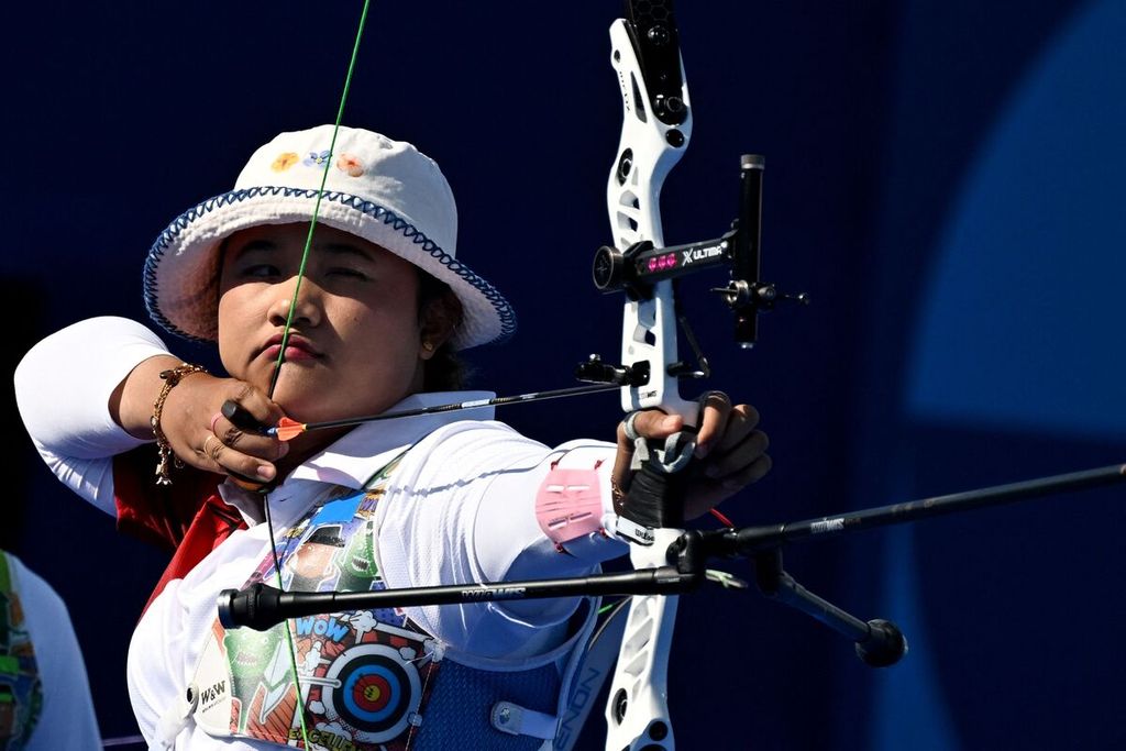 Pemanah Indonesia, Rezza Octavia, beraksi pada pertandingan babak eliminasi perdelapan final beregu putri Olimpiade Paris 2024 antara tim Indonesia dan Malaysia di Invalides, Paris, Perancis, Minggu (28/7/2024).