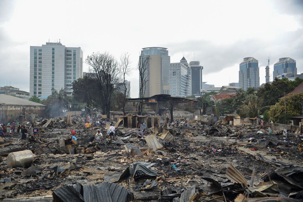 Suasana permukiman warga yang terbakar di Jalan Tanah Abang 5, Petojo Selatan, Jakarta Pusat, Senin (27/2/2023). Sebanyak 87 rumah tinggal dan 250 bangunan semipermanen hangus terbakar. Kebakaran terjadi pada Minggu (26/2/2023) sore. Belum diketahui penyebab terjadinya kebakaran. Sebanyak 28 mobil pemadam dan 111 personel petugas pemadam kebakaran diturunkan untuk memadamkan api. 