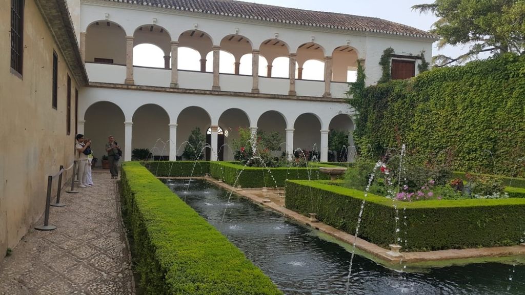 Pemandangan salah satu sudut di kompleks Istana Alhambra di Granada, Spanyol, Selasa 5 September 2023. 