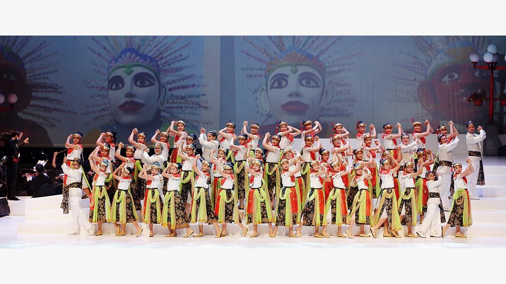 Anak usia  4-18 tahun  yang tergabung dalam The Resonanz Children\'s Choir. Bersama Jakarta Concert Orchestra pimpinan Avip Priyatna  mereka   tampil dalam konser A Decade of Harmony  di Ciputra Artpreneur, Jakarta, Minggu (9/4).