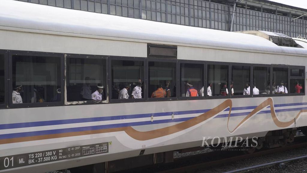 Petugas mempersiapkan keberangkatan KA Serayu rute Pasar Senen-Purwokerto di Stasiun Senen, Jakarta Pusat, Jumat (12/6/2020). 