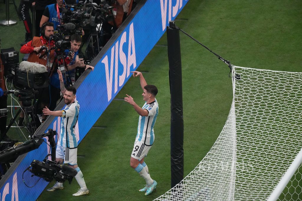 Pemain Argentina, Julian Alvarez, bersama Lionel Messi merayakan gol yang dicetak ke gawang Kroasia di babak semifinal Piala Dunia 2022 di Stadion Lusail, Qatar, Rabu (14/12/2022) dini hari WIB. Argentina melaju ke final setelah mengalahkan Kroasia, 3-0. 