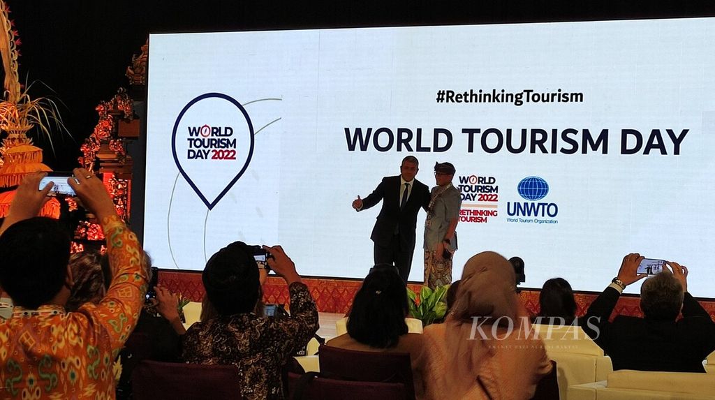 Indonesia menjadi tuan rumah perayaan Hari Pariwisata Sedunia 2022, yang dilangsungkan di Nusa Dua, Badung, Selasa (27/9/2022). Menteri Pariwisata dan Ekonomi Kreatif/Kepala Badan Pariwisata dan Ekonomi Kreatif Sandiaga Salahuddin Uno (kanan) bersama Sekretaris Jenderal UNWTO Zurab Pololikashvili (kiri) saat acara perayaan Hari Pariwisata Sedunia 2022. 