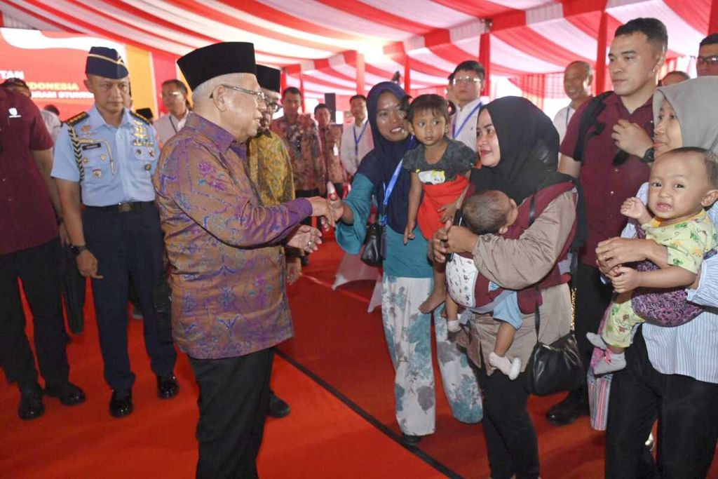 Wakil Presiden Ma’ruf Amin berinteraksi dengan warga dalam penyerahan bantuan untuk anak tengkes di Kecamatan Puger, Kabupaten Jember, Jawa Timur, Rabu (6/12/2023).