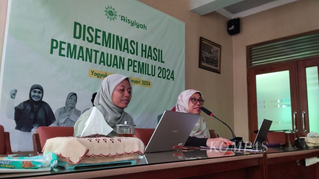 Sekretaris Umum PP Aisyiyah Tri Hastuti Nur Rochimah (kanan), bersama Officer Program Inklusi Aisyiyah Hajar Nur Setyowati (kiri), menyampaikan hasil pemantauan Pemilu 2024 di kantor PP Aisyiyah, Yogyakarta, Kamis (22/2/2024). 