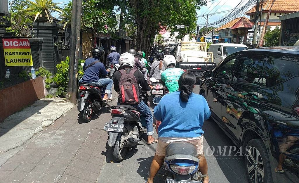 Kepadatan lalu lintas di kawasan Kuta Utara, Kabupaten Badung, Selasa (14/3/2023). 