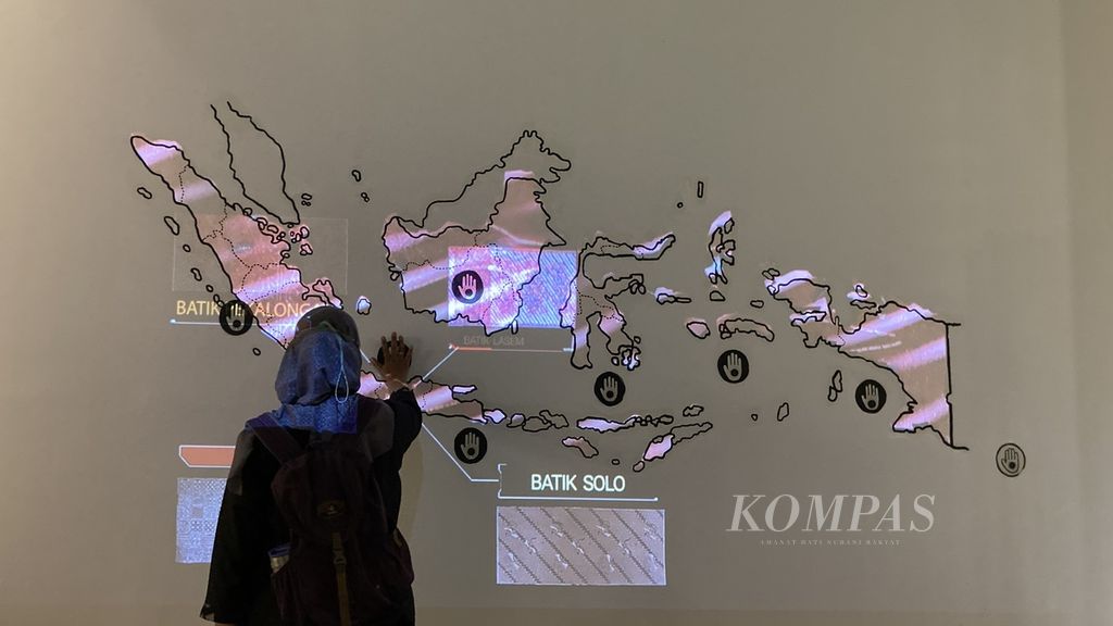 Pengunjung melihat motif batik pada wahana layar sentuh di Museum Batik Indonesia, Jakarta, Rabu (12/10/2022). 