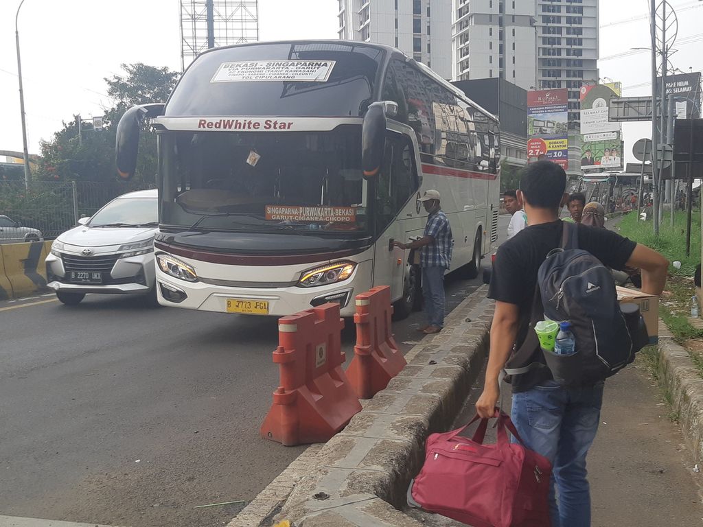 Warga menunggu bus AKAP di dekat Gerbang Tol Bekasi Timur, Kota Bekasi, Rabu (5/5/2021). Warga memutuskan untuk tidak menunggu di terminal lantaran takut dirazia petugas.