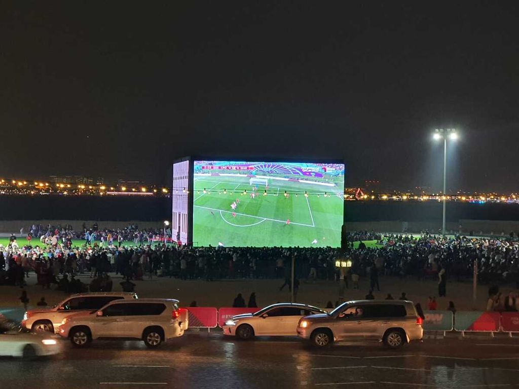 Suasana menonton bola bersama Piala Dunia di salah satu sudut kota New Doha, Qatar, Sabtu (17/12/2022). (Kompas/Sutta Dharmasaputra)