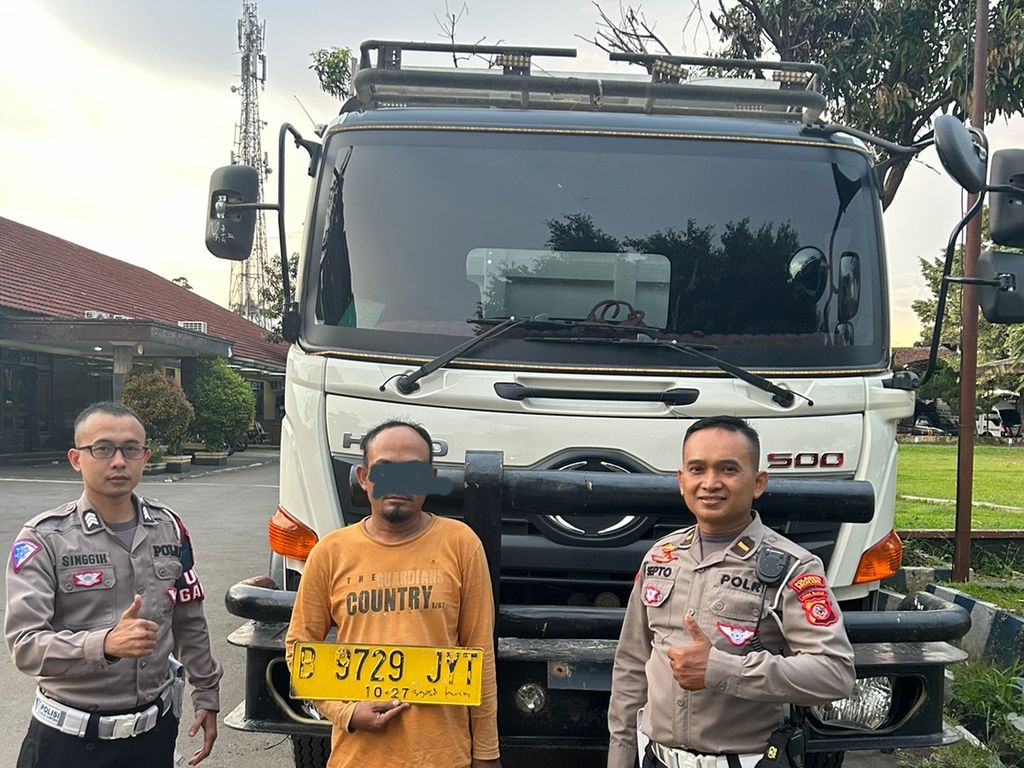 Satuan Lalu Lintas Polresta Bogor menangkap AR (38) karena menabrak seorang anak hingga tewas di Jalan Sholeh Iskandar, Kamis (5/1/2022).