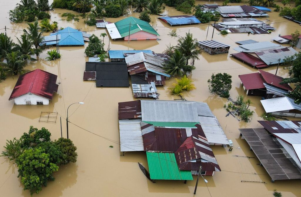 Foto udara yang diambil pada 4 Maret 2023 memperlihatkan rumah-rumah yang terendam banjir di Yong Peng, Negara Bagian Johor, Malaysia. Sedikitnya empat orang tewas dan hampir 41.000 dievakuasi setelah banjir yang disebabkan oleh hujan deras berlangsung berhari-hari.