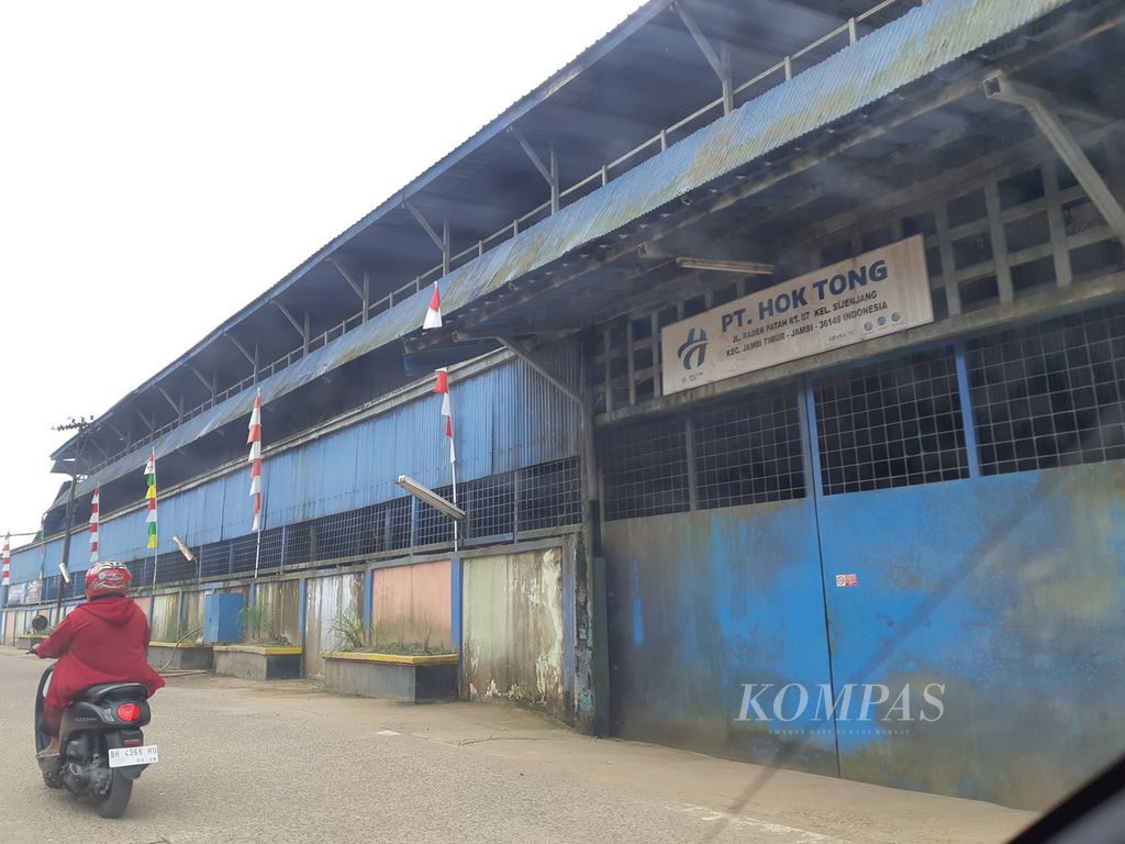 Dua dari 11 pabrik karet di Jambi tak lagi beroperasi dalam enam bulan terakhir. Tercatat 800-an buruh pabrik karet telah dirumahkan dengan alasan efisiensi. Tampak pabrik karet di kawasan Sejinjang, Kota Jambi, 1 Juni 2023.