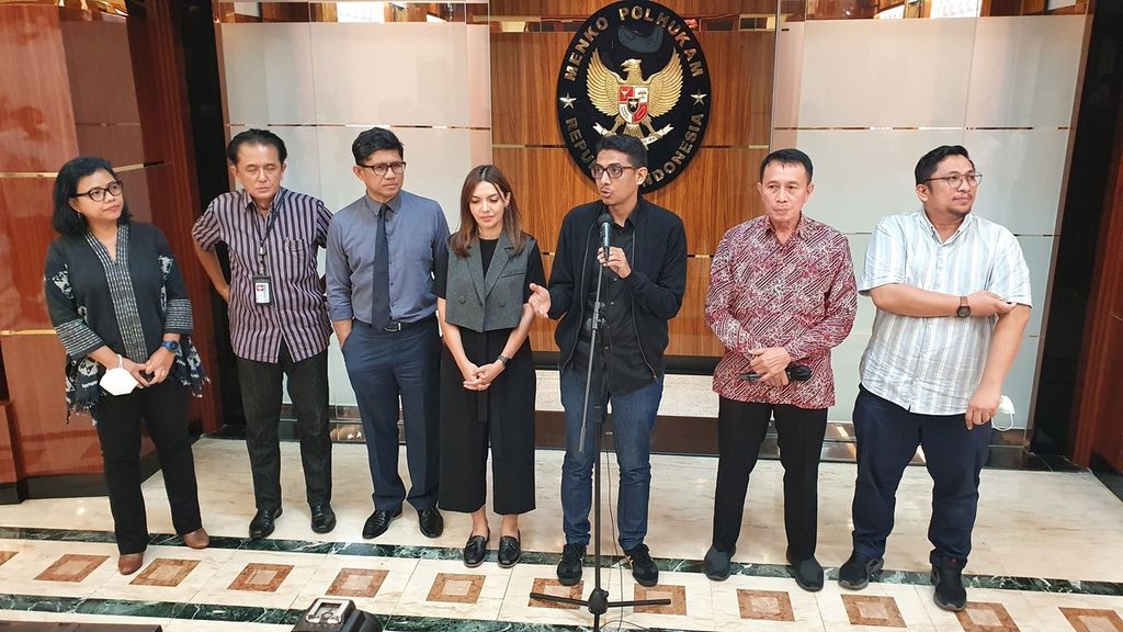 Sejumlah ahli hukum memberikan keterangan pers setelah diskusi reformasi hukum bersama Menteri Koordinator Bidang Politik, Hukum, dan Keamanan Mahfud MD di Kantor Kemenkopolhukam, Jakarta Pusat, Selasa (4/10/2022).