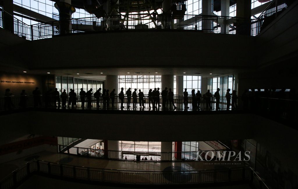 Siluet para pencari kerja dalam Jakarta Job Fair di Pusat perbelanjaan Seasons City, Jakarta Barat, Rabu (15/5/2024). Bursa kerja ini diikuti 40 perusahaan yang menawarkan ratusan lowongan pekerjaan bagi para pencari kerja dari minimal lulusan SMA hingga sarjana.