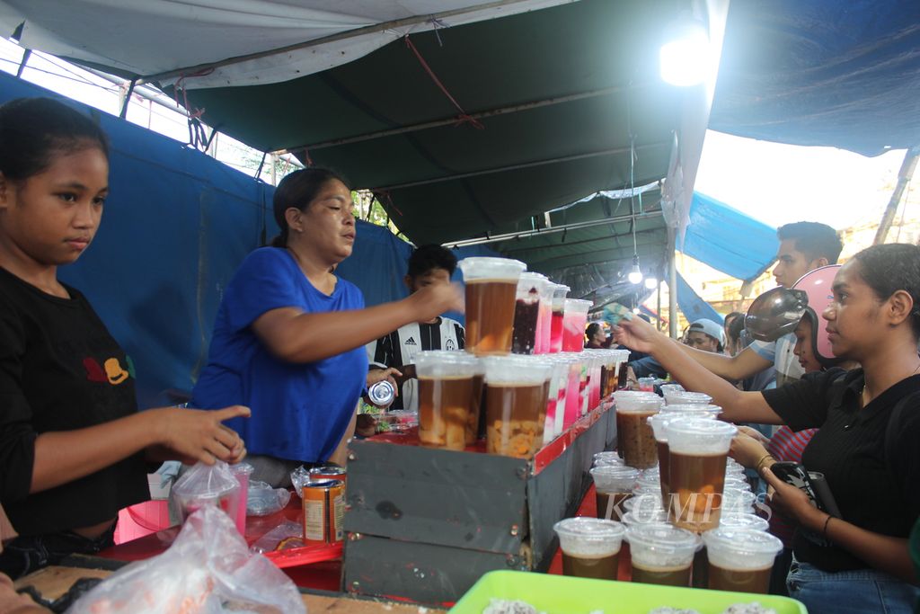 Penjual melayani pemburu takjil di trotoar Kelurahan Bonipoi, Kecamatan Kota Lama, Kota Kupang, Nusa Tenggara Timur, akhir Maret 2024 petang. Takjil didominasi makanan kandungan manis tinggi.