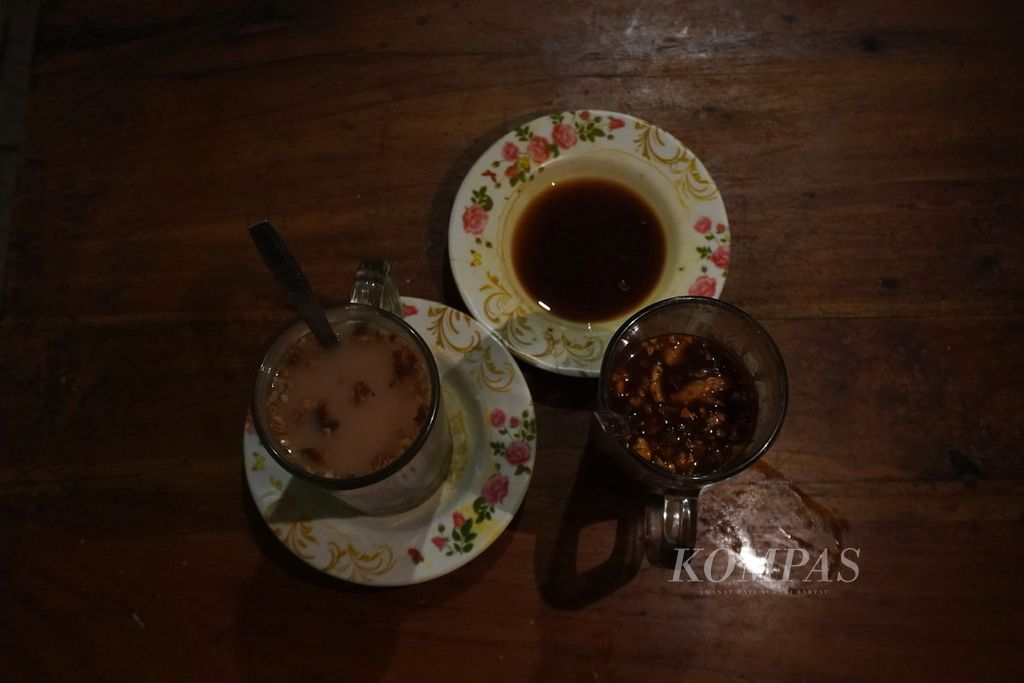 Wedang jahe cokelat dan beras kencur di Wedang Jahe Mbah Jo, Kecamatan Semarang Selatan, Kota Semarang, Jawa Tegah, Jumat (31/5/2024). Kedai itu menjual berbagai olahan jamu dengan bahan dasar kunyit, jahe, dan kencur yang ditambah dengan bahan-bahan, antara lain, susu, gula, dan coklet, sesuai pesanan pembeli.