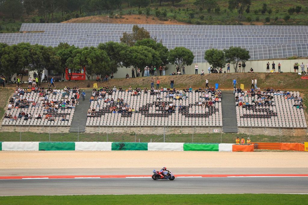 Pebalap Gresini Racing Marc Marquez memacu motornya saat sesi latihan bebas kedua Grand Prix MotoGP seri Portugal di Sirkuit Internasional Algarve, Portimao, Jumat (22/3/2024). 