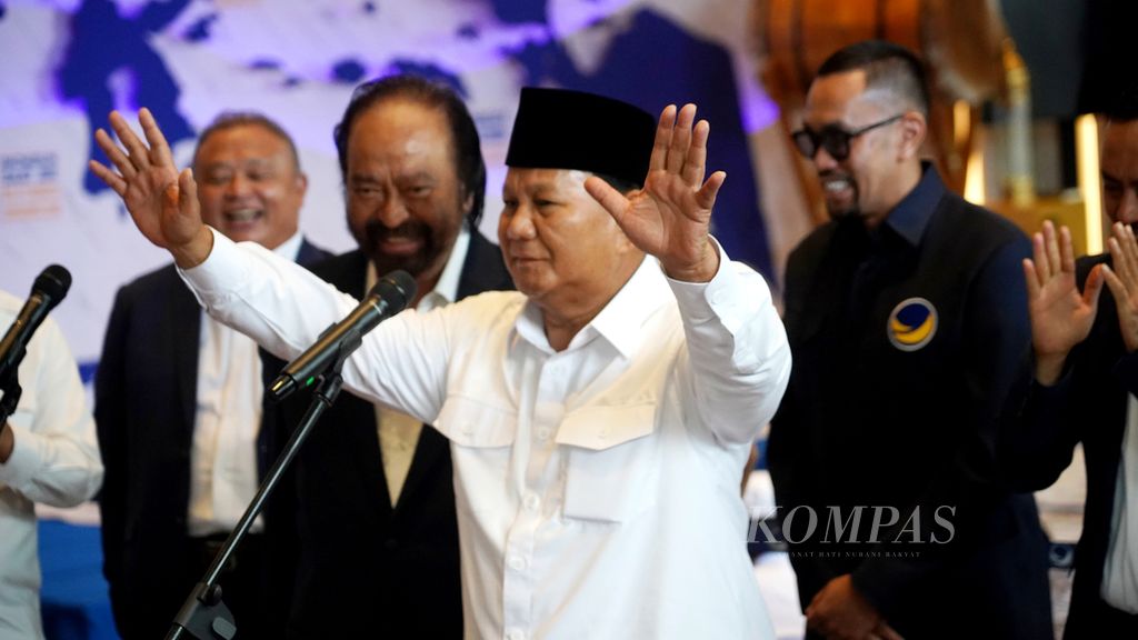 Ketua Umum Partai Nasdem Surya Paloh bersama presiden terpilih, Prabowo Subianto, menggelar konferensi pers setelah melakukan pertemuan di Nasdem Tower, Jakarta, Jumat (22/3/2024).
