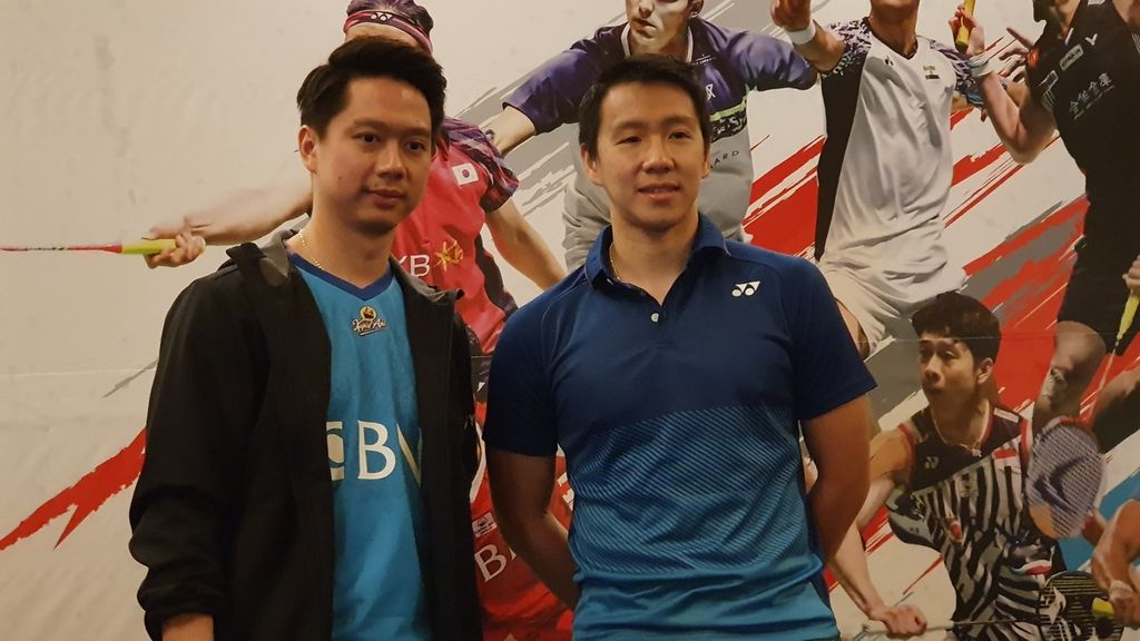 Pebulu tangkis ganda putra Indonesia, Kevin Sanjaya Sukamuljo (kiri) dan Marcus Fernaldi Gideon, berpose seusai jumpa pers menjelang Indonesia Masters 2023 di Jakarta, Rabu (7/12/2022). 