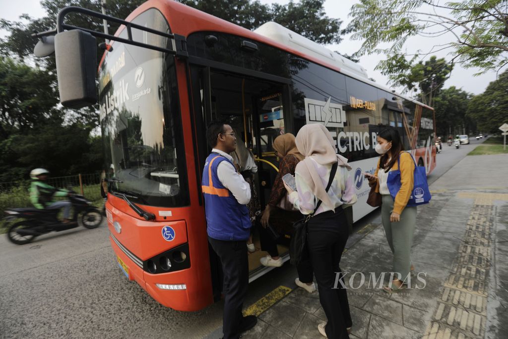 Penumpan menaiki bus Transjakarta rute baru di kawasan industri Pulogadung PT Jakarta Industrial Estate Pulogadung (JIEP), Jakarta Timur, Senin (27/5/2024). 