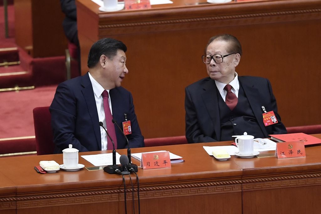 Arsip foto pada 24 Oktober 2017 ini menunjukkan mantan Presiden China Jiang Zemin (kanan) mendengarkan penuturan Presiden Xi Jinping saat penutupan Kongres Ke-17 Partai Komunis China di Aula Besar Rakyat di Beijing.