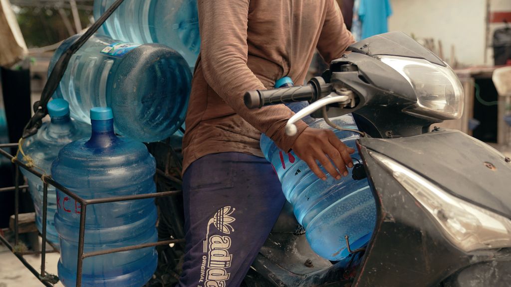 Workers are ready to distribute gallons of bottled water made of polycarbonate in Cilincing, North Jakarta, on Wednesday (21/9/2022).
