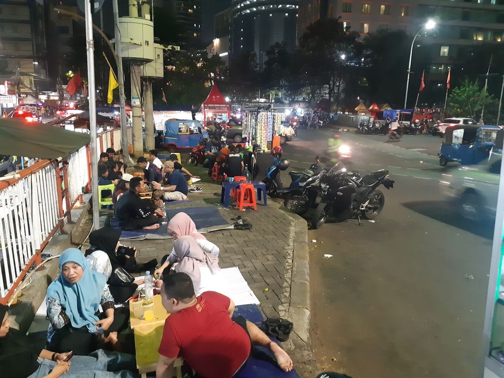 Suasana salah satu tempat angkringan di depan Thamrin City, Jakarta, Sabtu (28/10/2023). Banyak isu diperbincangkan di tempat itu.