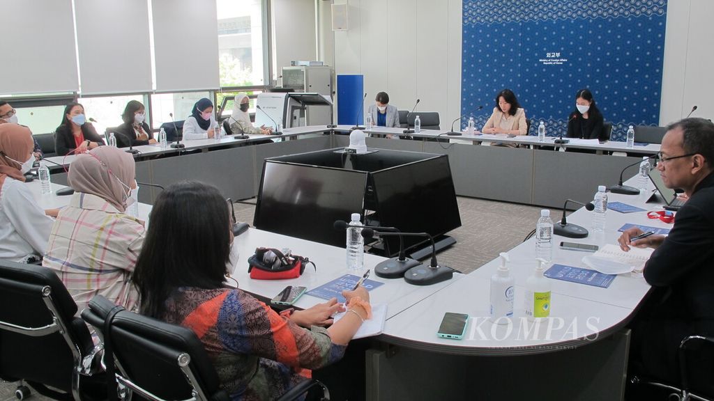 Sejumlah wartawan Indonesia mendengarkan paparan soal kebijakan politik luar negeri Korea Selatan dari para pejabat Kementerian Luar Negeri Korea Selatan di Seoul, Selasa (31/5/2022).