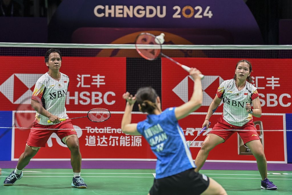 Indonesian women's doubles badminton players, Rachel Allessya Rose (right) and Meilysa Trias Puspitasari, try to return the shuttlecock towards their opponents, Japanese women's doubles badminton players Rena Miyaura and Ayako Sakuramoto, in the qualifying round of the 2024 Uber Cup group at Chengdu Hi Tech Zone Sports Center Gymnasium, Chengdu, China, on Wednesday (1/5/2024).