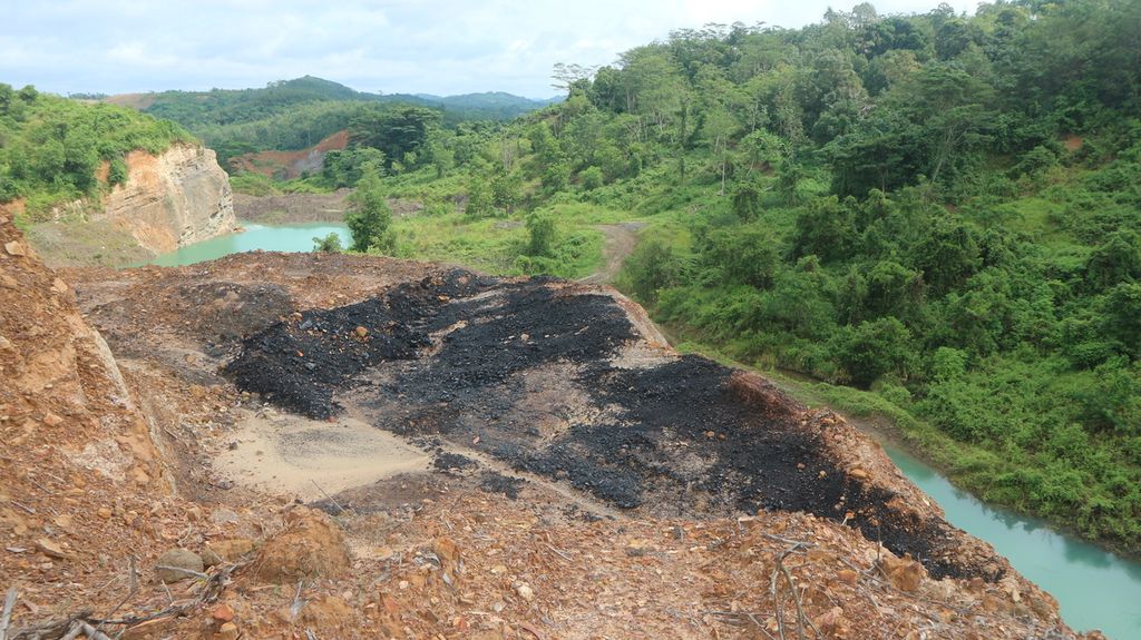 Sisa-sisa batu bara di dekat lubang bekas tambang di Pengaron, Kabupaten Banjar, Kalimantan Selatan, Jumat (22/1/2021). Kerusakan lingkungan di hulu Sungai Martapura ini membuktikan pemicu bencana alam karena kerusakan lingkungan.