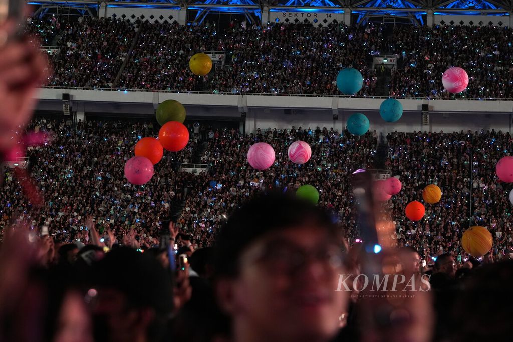Penonton menikmati konser Coldplay yang menggelar konser bertajuk Coldplay Music of the Spheres World Tour di Stadion Utama Gelora Bung Karno, Jakarta, Rabu (15/11/2023).